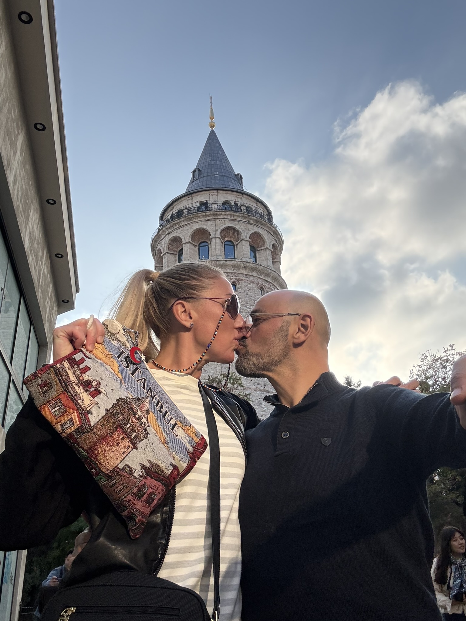 Olesya Sharavskaya Topkapı kulesinin yanında